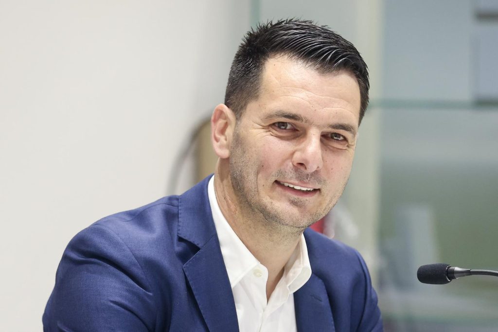 Izvadio bh. pasoš: Spahić će među Zmajeve dovesti još jednog velikog talenta