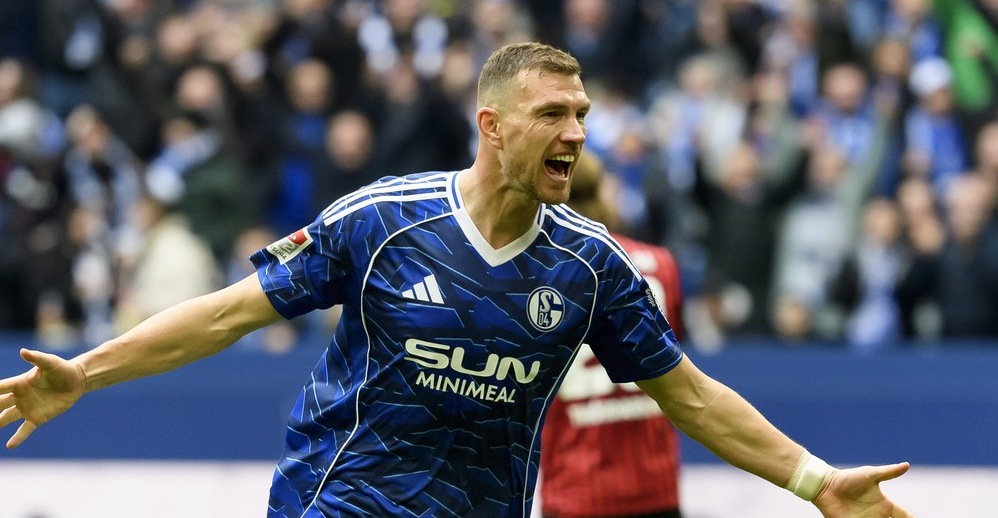 Schalke u finišu ostao bez pobjede: Džeko načeo mrežu protivnika, a potom dobio crveni karton