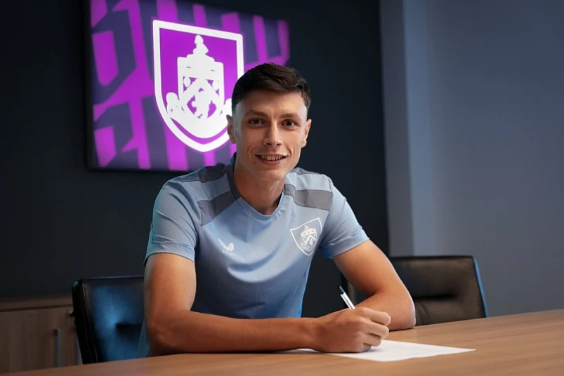 Ahmedhodžić se u transferu vrijednom sedam miliona eura vratio u Englesku